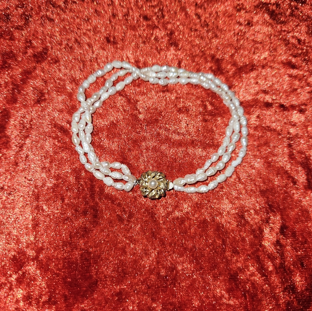 Pearl bracelet with clasp